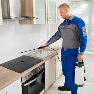 فني رش مبيدات